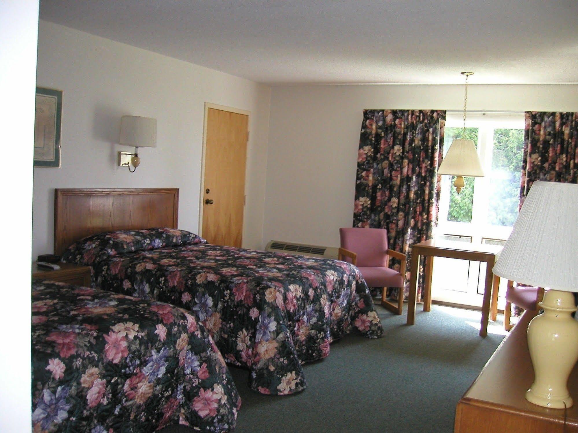 T-Bird Motor Inn Shelburne Exterior photo